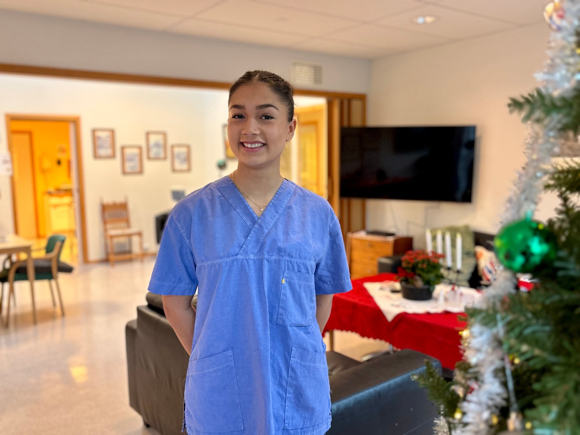 Frida (20) jobber når andre har ferie: –  Jeg merker at de setter stor pris på det