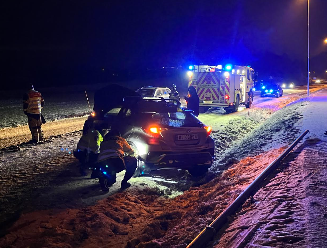 Kjørte i lyktestolpe