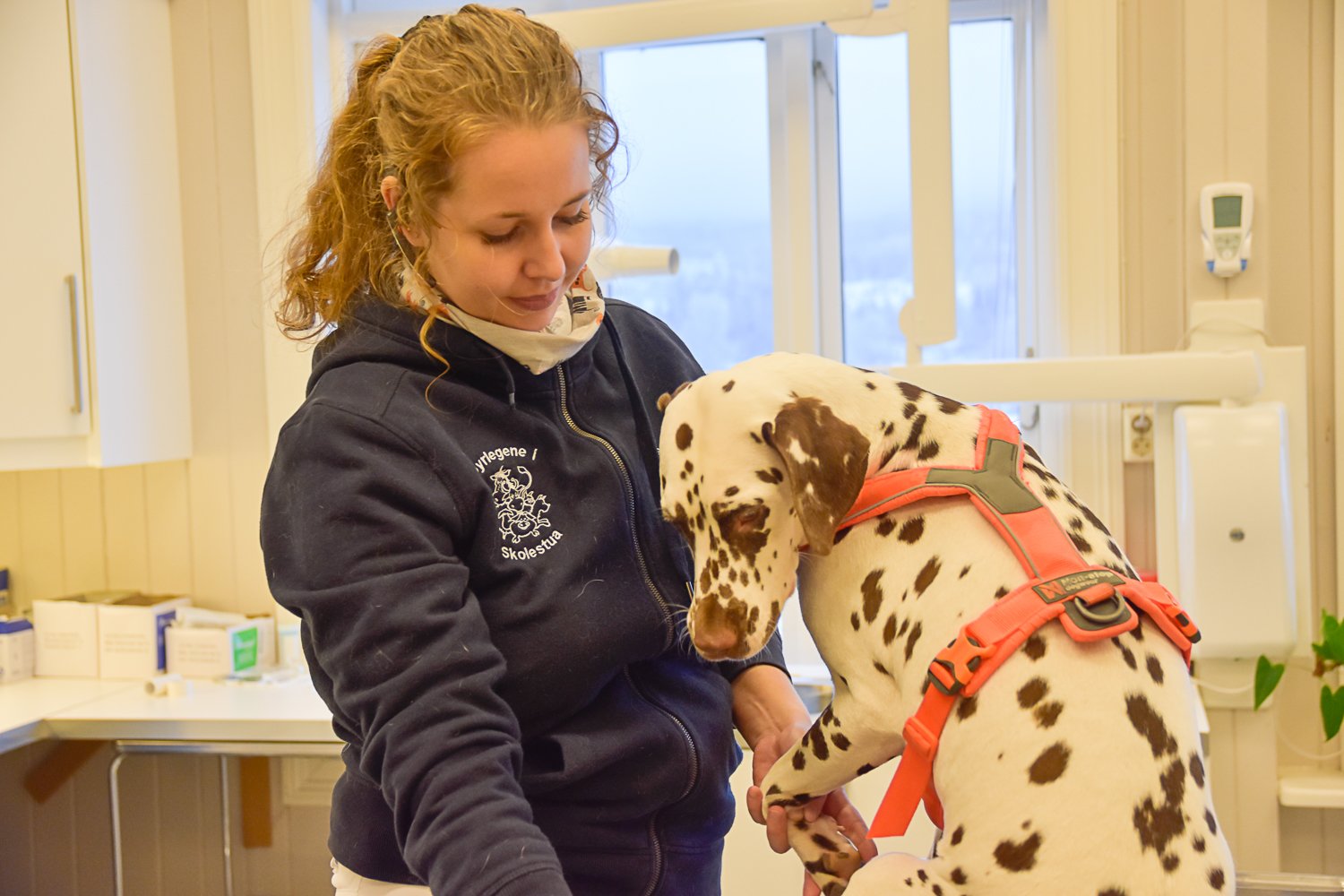 Jenny Røste og hunden Saga.