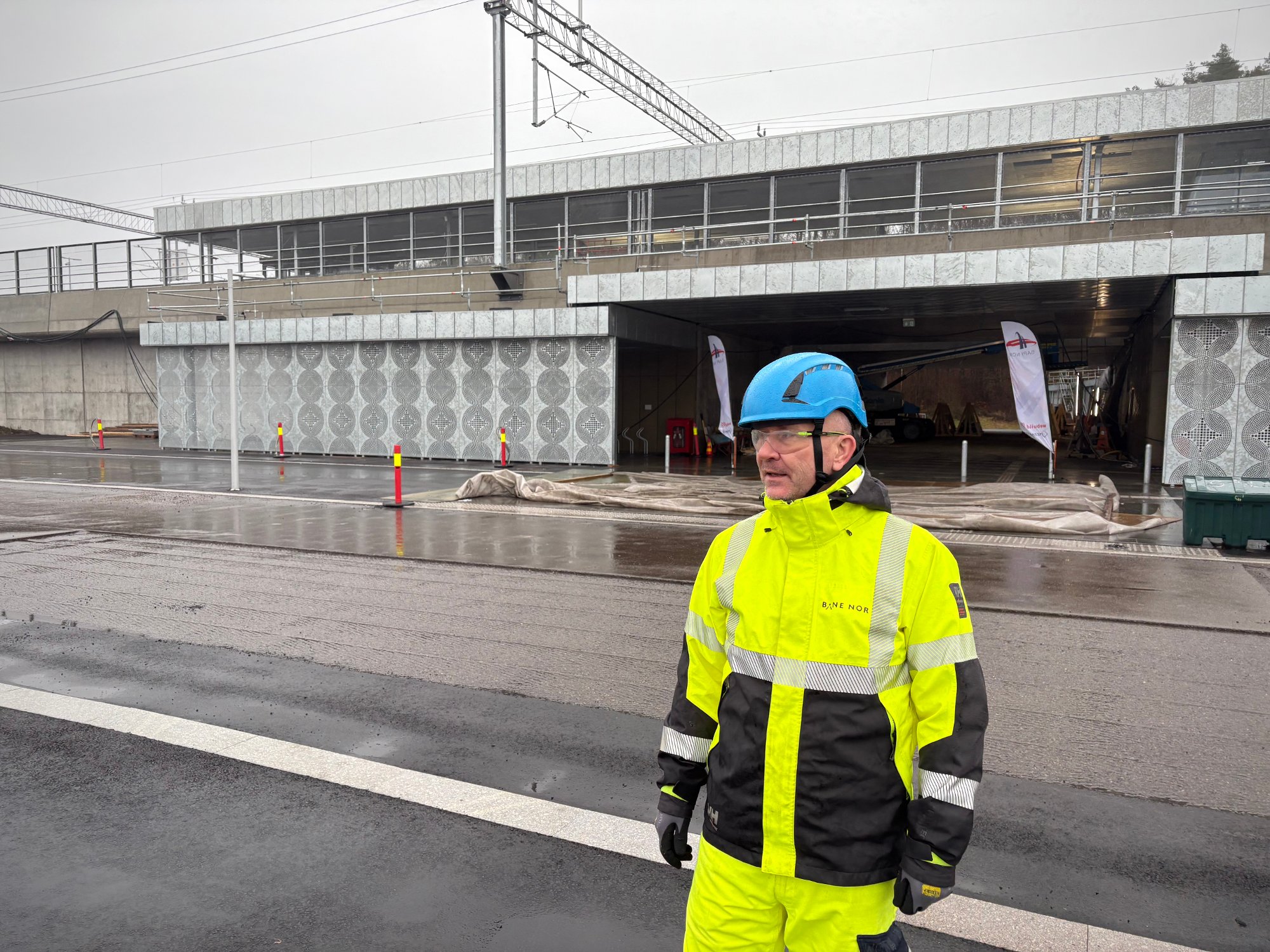 Nå er åpningstidspunktet for den nye togstasjonen satt: – Det blir buss for tog i flere uker