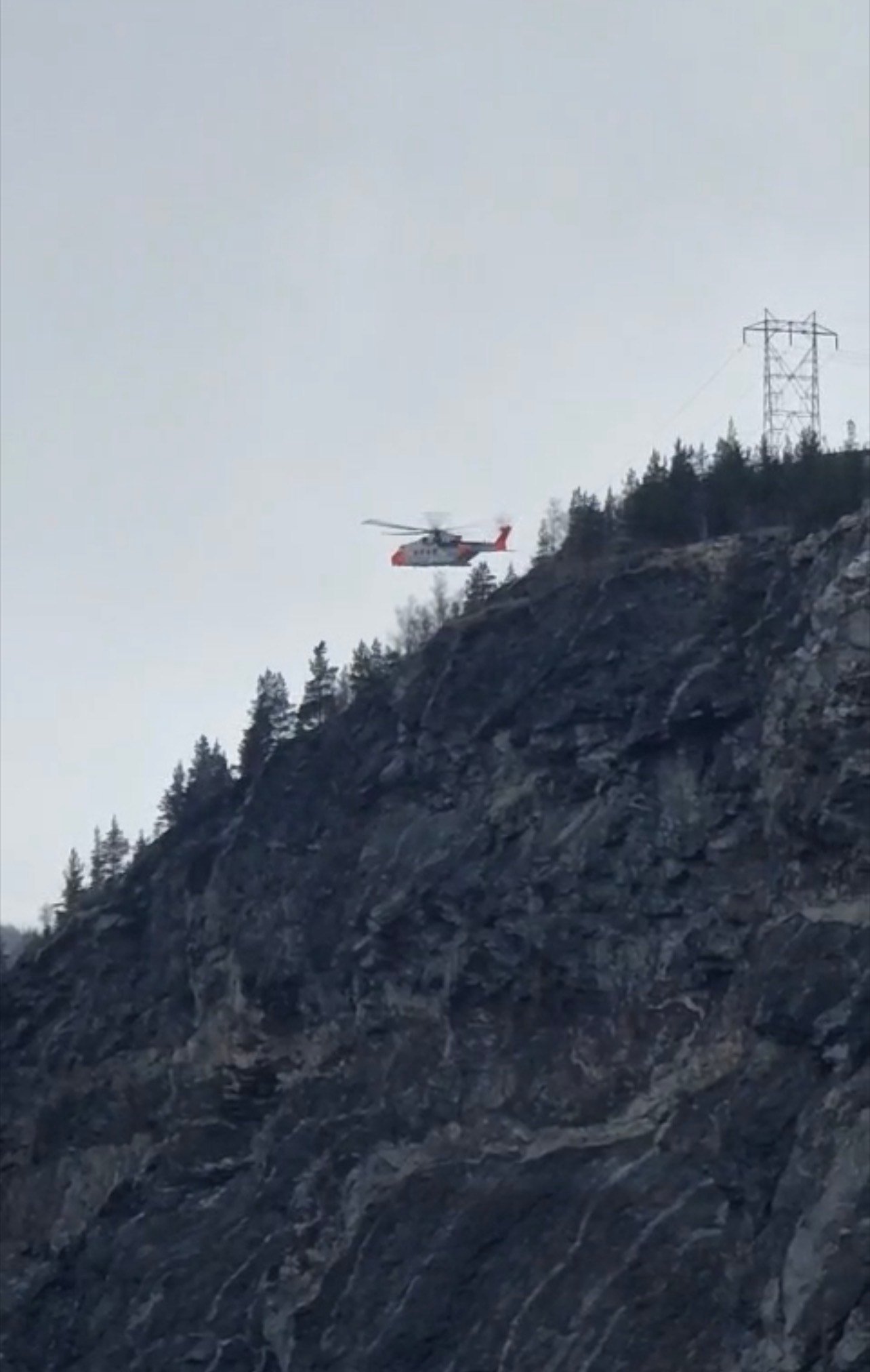 Redningsaksjonen avslutta: Kvinne sendt til sjukehus 