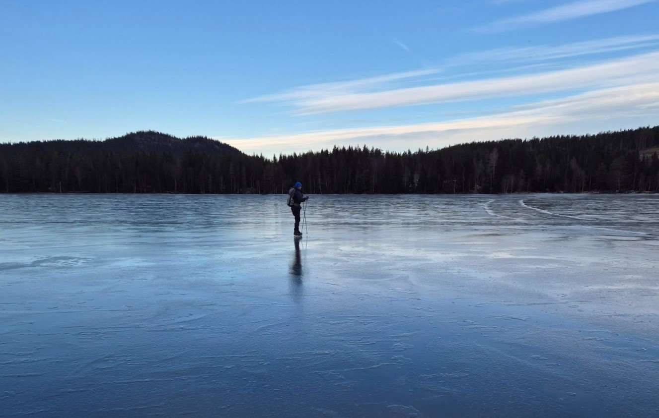 Øystein (55) tok en skøytetur i Marka og advarer mot isrisiko: – Kan få panikk