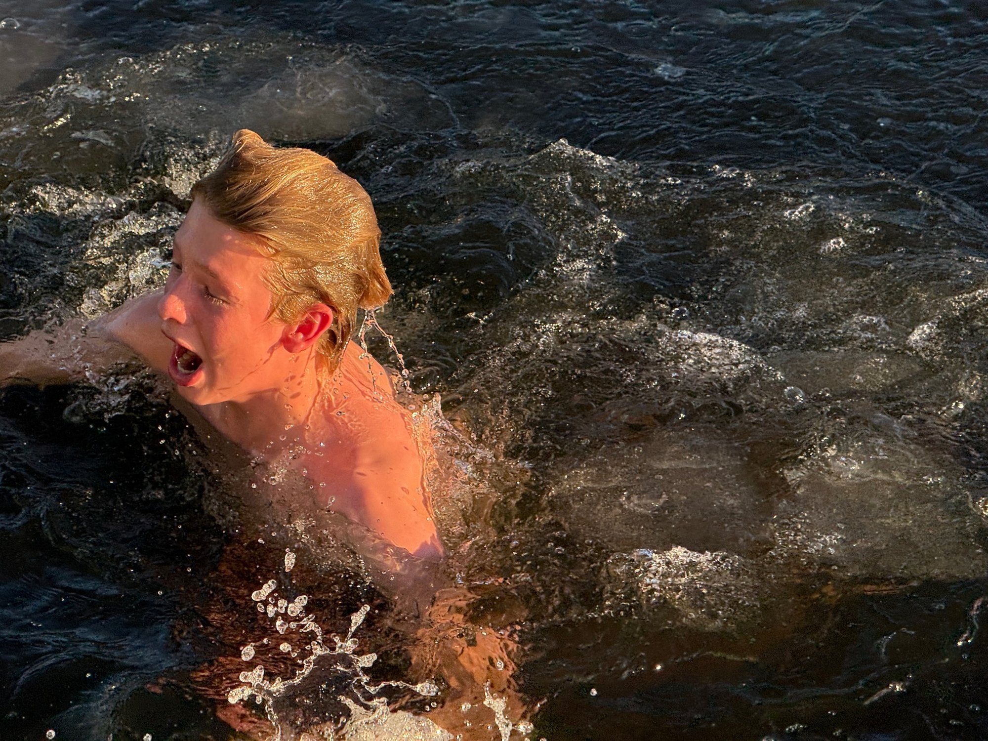 Bastian tok sitt aller første romjulsbad med et høylytt vræl