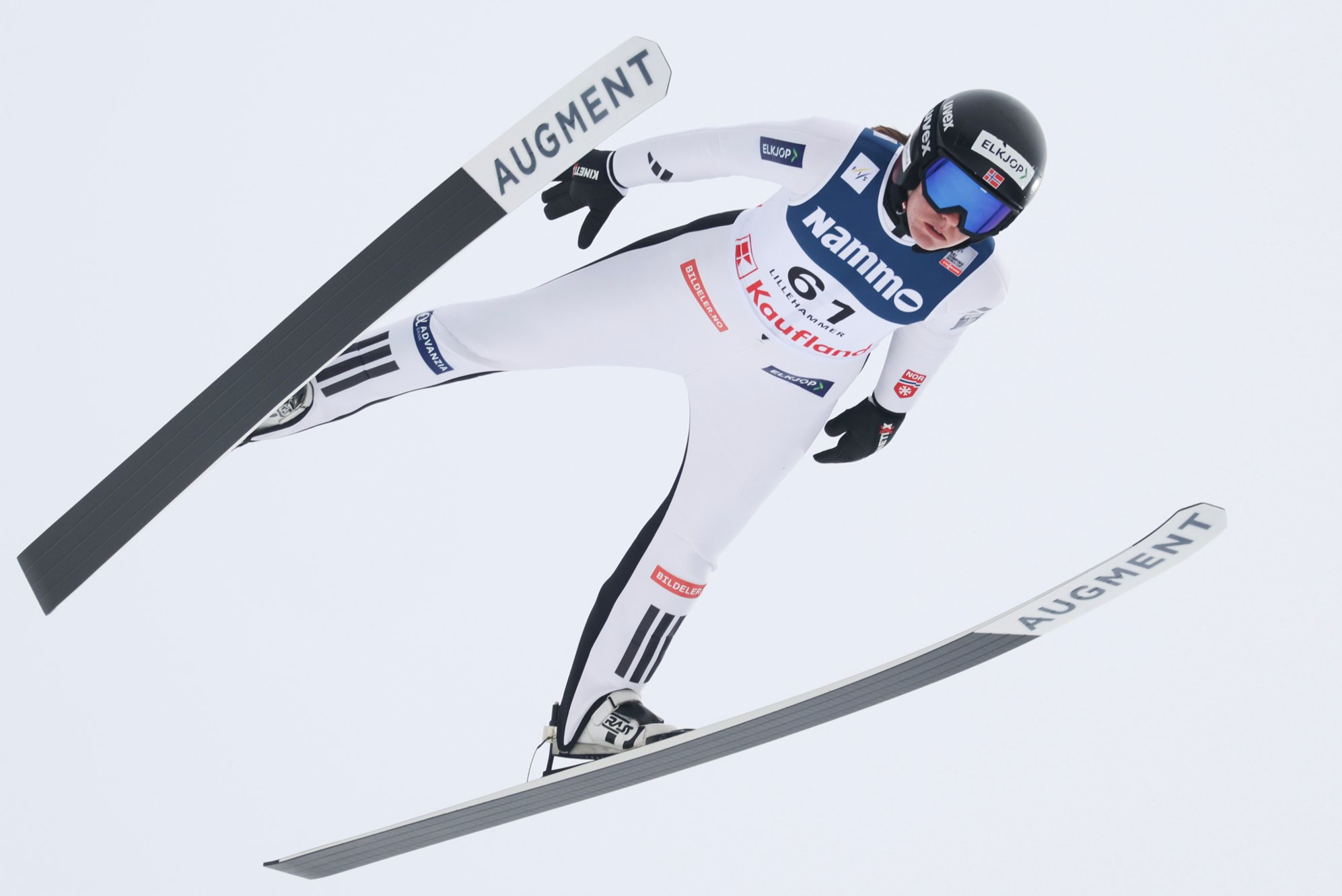 Ny norsk hoppdisk: Anna Odine Strøm hoppet med ureglementert skosåle