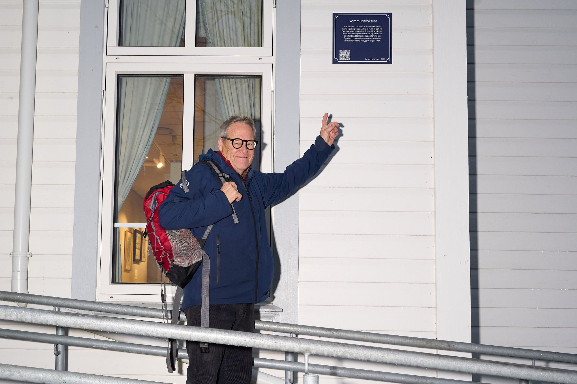 Kommunelokalet fra 1909 er et av Sandes historisk bygg – Lars mener det er bygdas viktigste hus