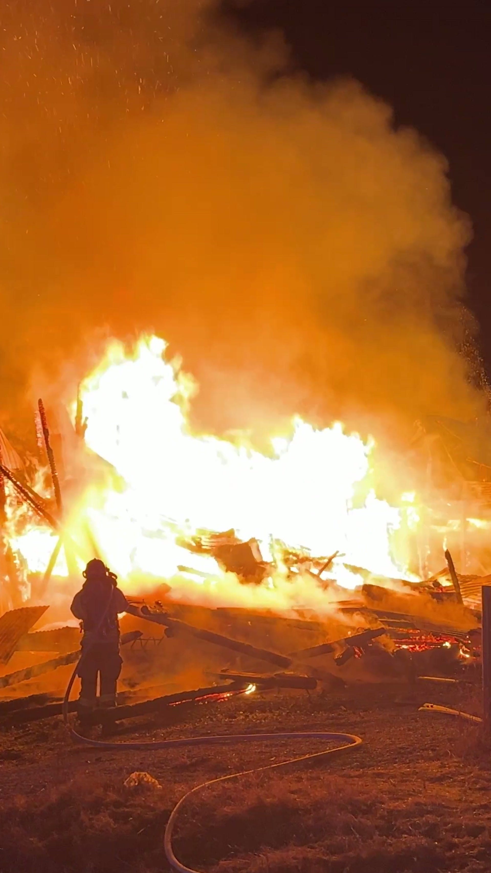 Kraftig låvebrann i Innlandet