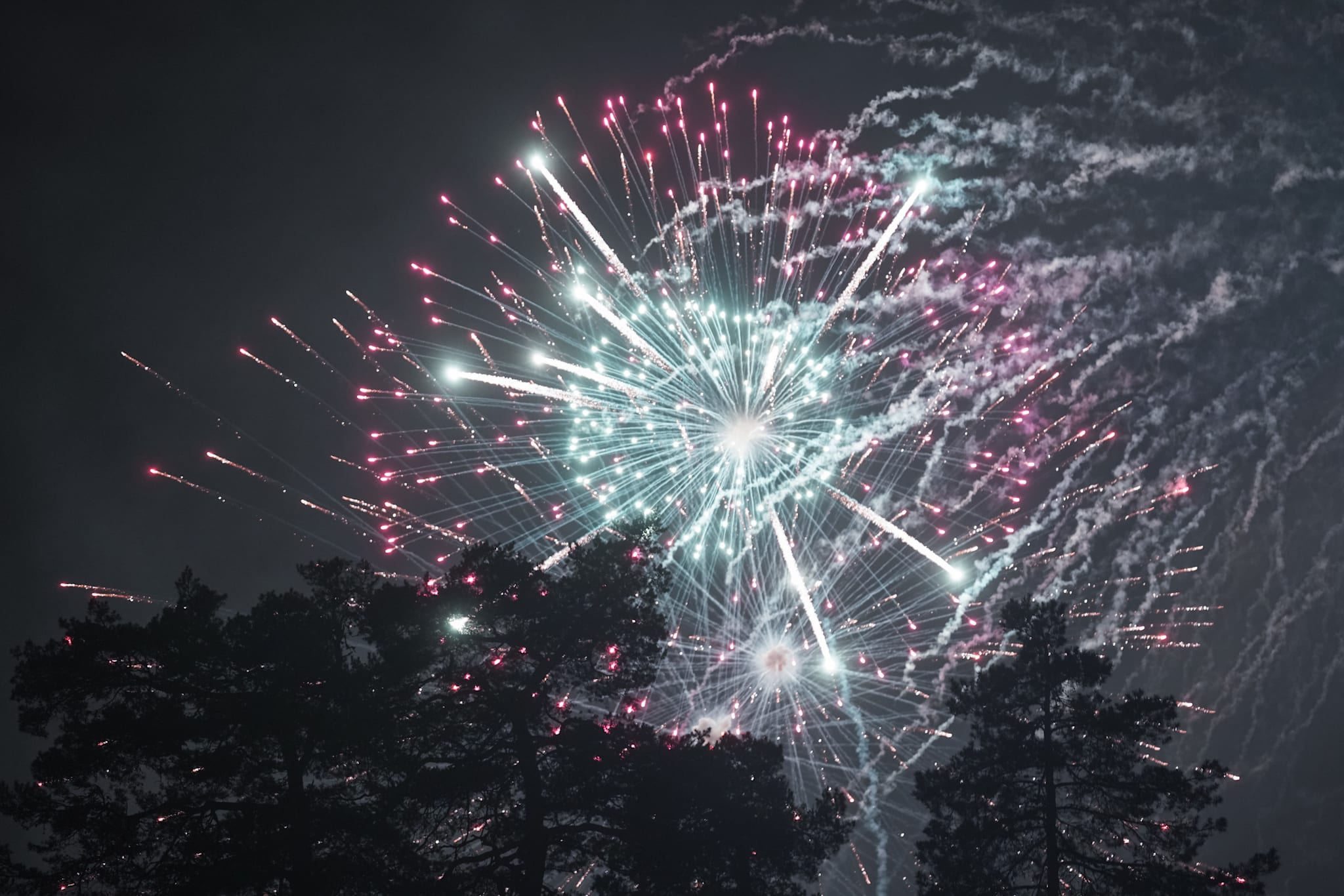 Ti personer fikk øyeskader fra fyrverkeri – ber om forbud