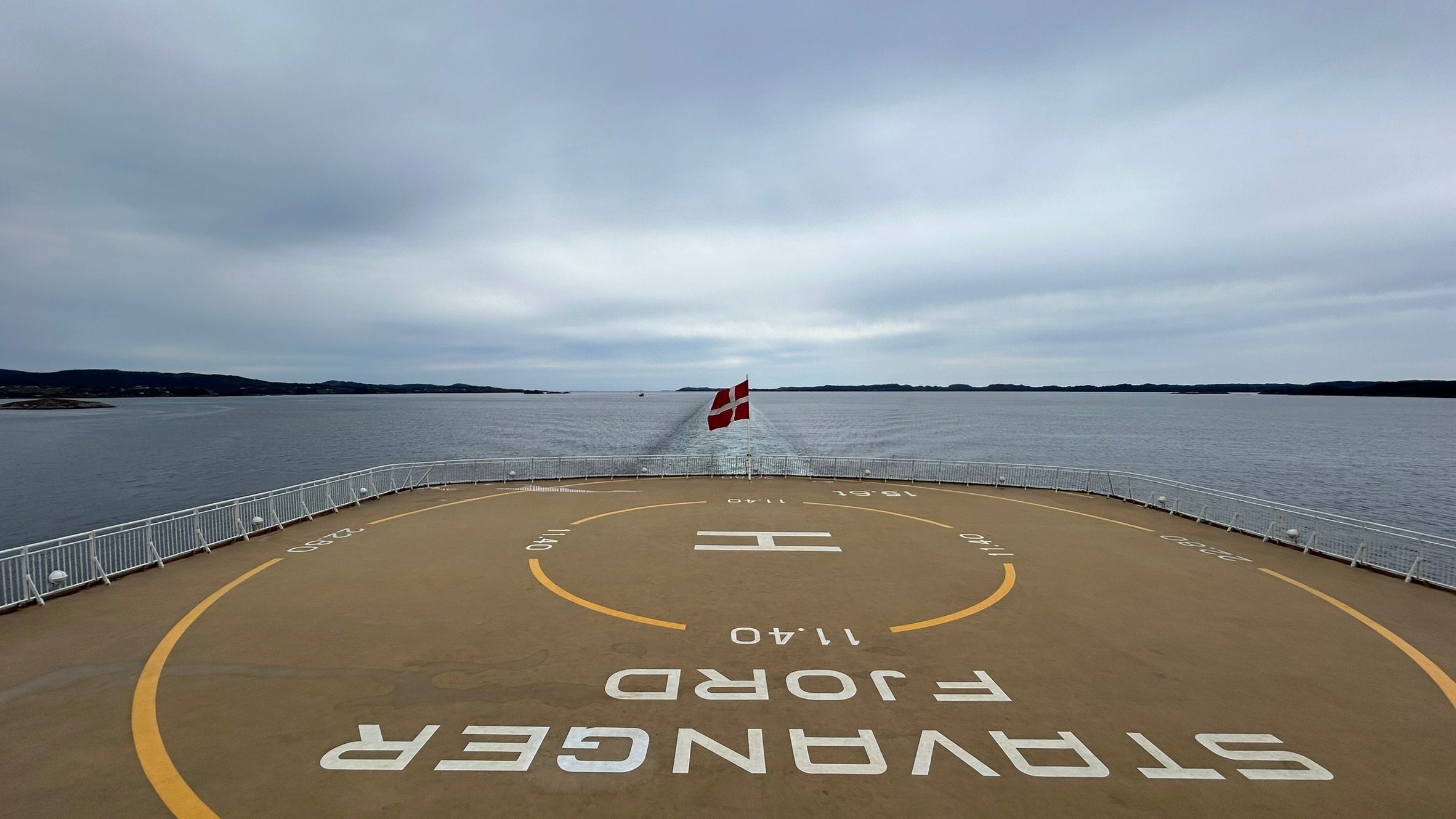 Danskebåten med kurs mot Risavika har ligget værfast: – Veldig kraftige bølger