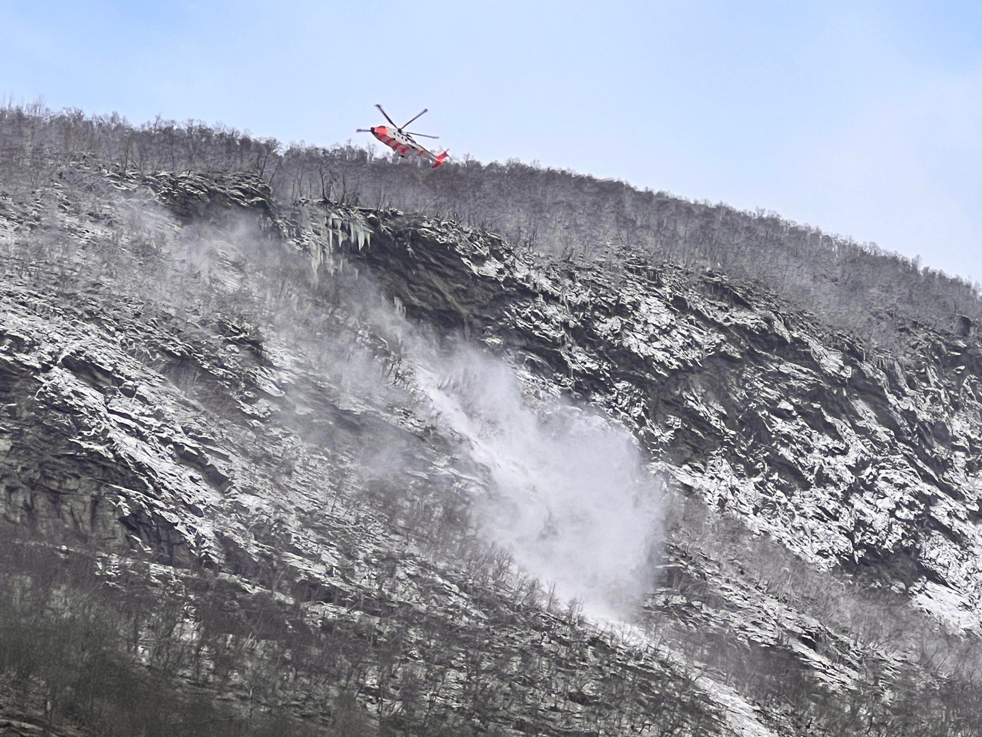 Stod skorfast i fjellet, henta ned av helikopter