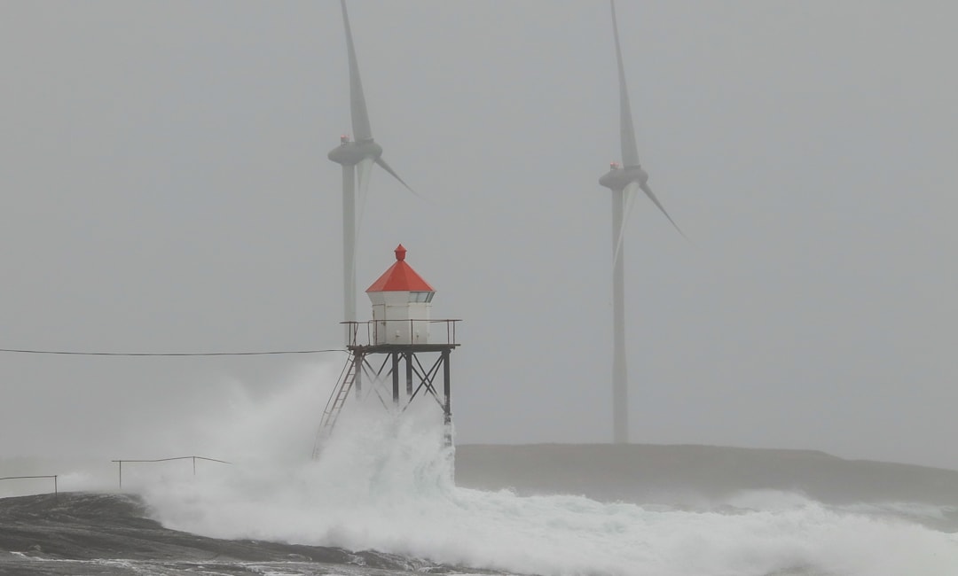 Varsler kraftige vindkast: – Pass på julepynten