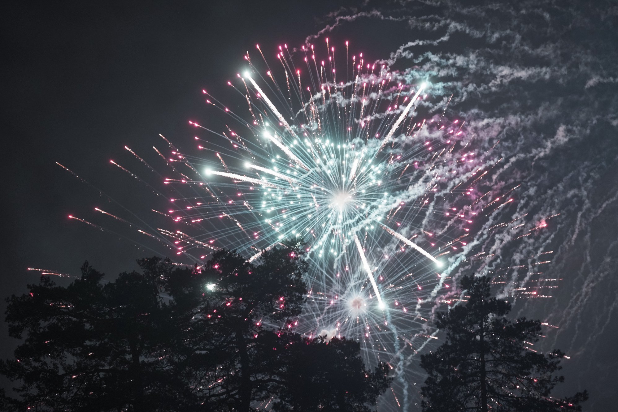 Ti personer fikk øyeskader fra fyrverkeri – ber om forbud