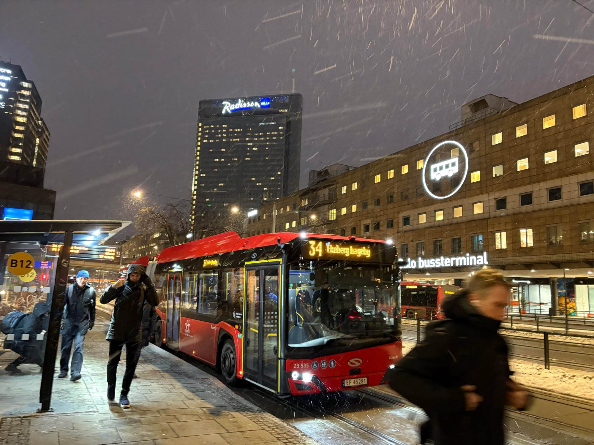 Det blir mye snø og vind resten av dagen. 