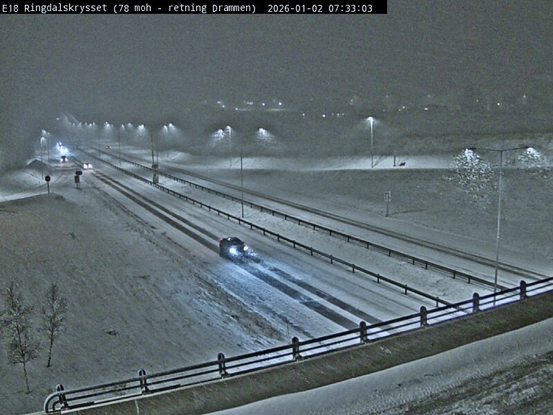 Bil snurret og havnet i autovernet på E18-bru