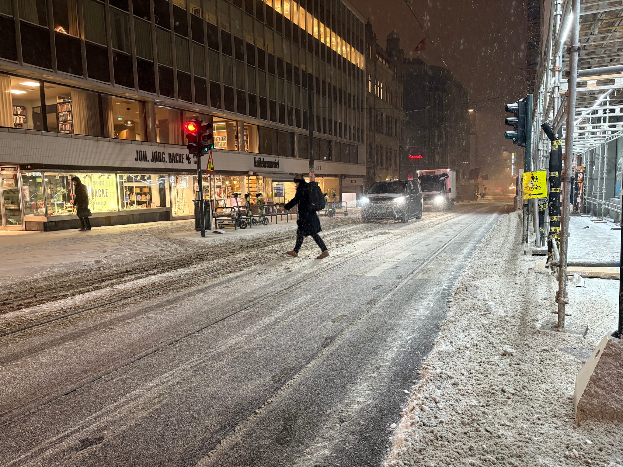 Advarer: Kjør forsiktig – glatte veier på Østlandet
