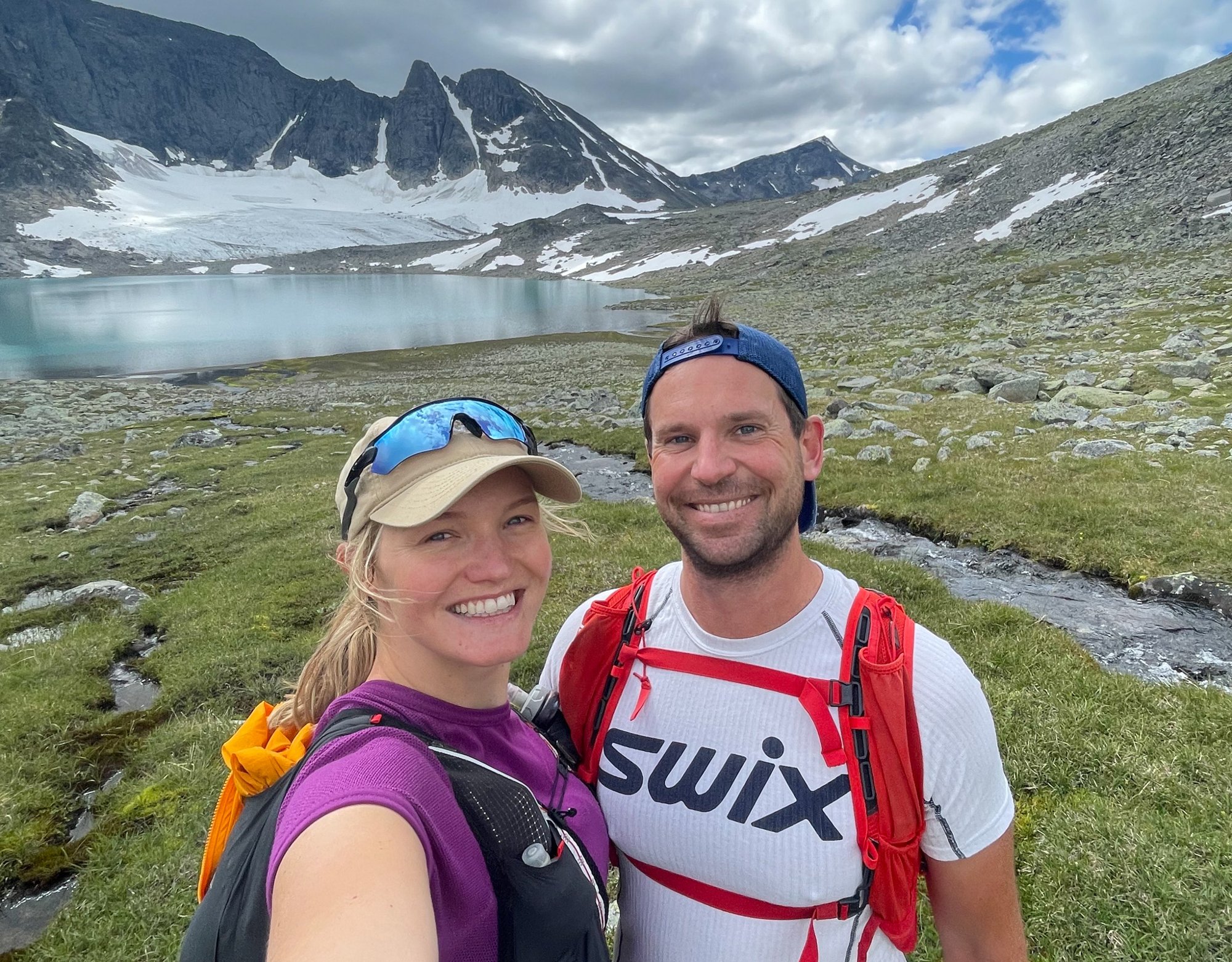 FELLES INTERESSER: Begge er leger, og begge deler interessen for natur, friluftsliv, aktivitet og spesielt løping. Her er Synne Osaland Hådem og ektemannen Didrik i Jotunheimen i 2023 for å «ta noen topper».