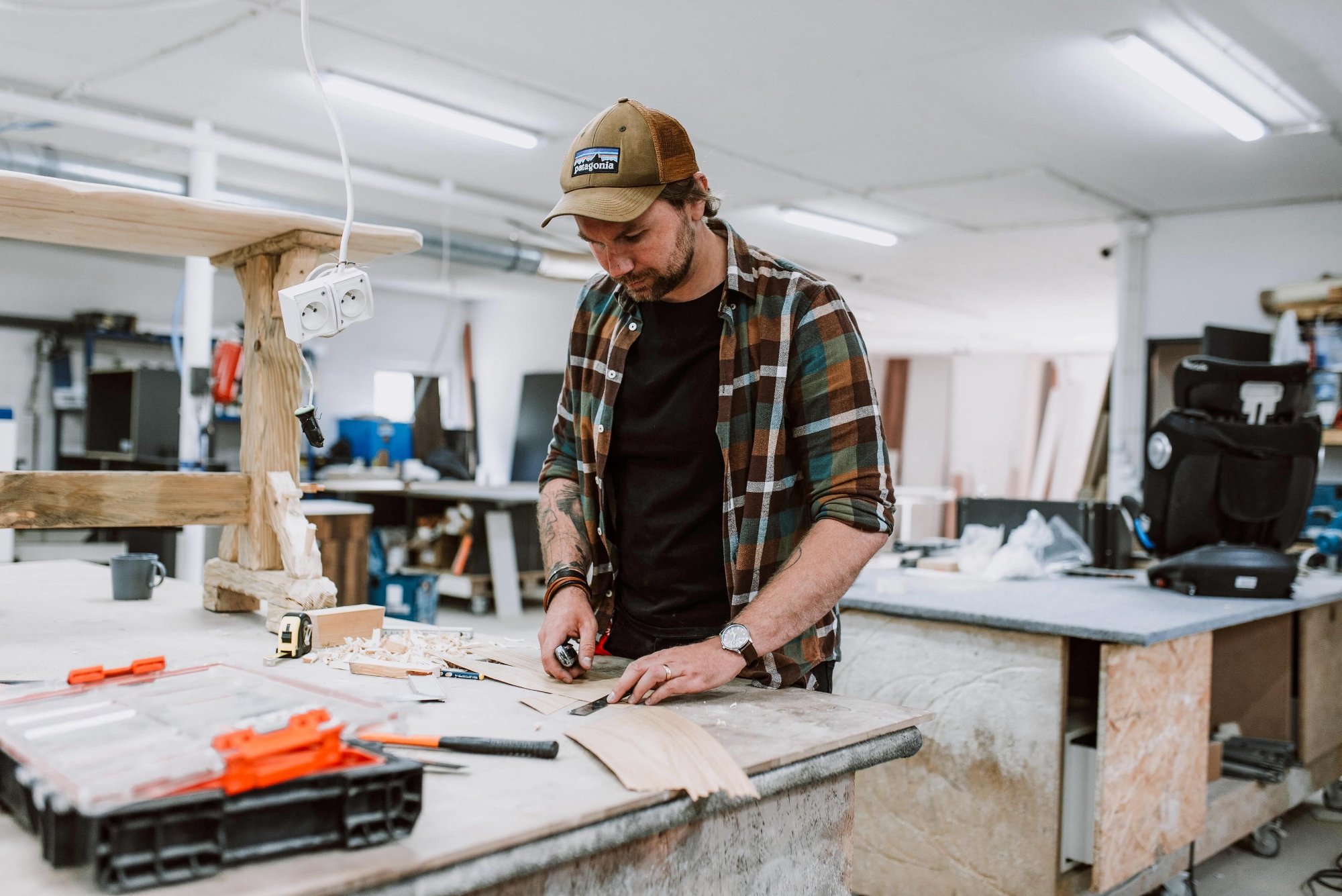 Etter åtte år la Kuba (35) ned livsverket i hjemlandet. Nå vil han bygge seg opp igjen på Helgeland: – Målet er å bygge en liten fabrikk på øya innen 2030