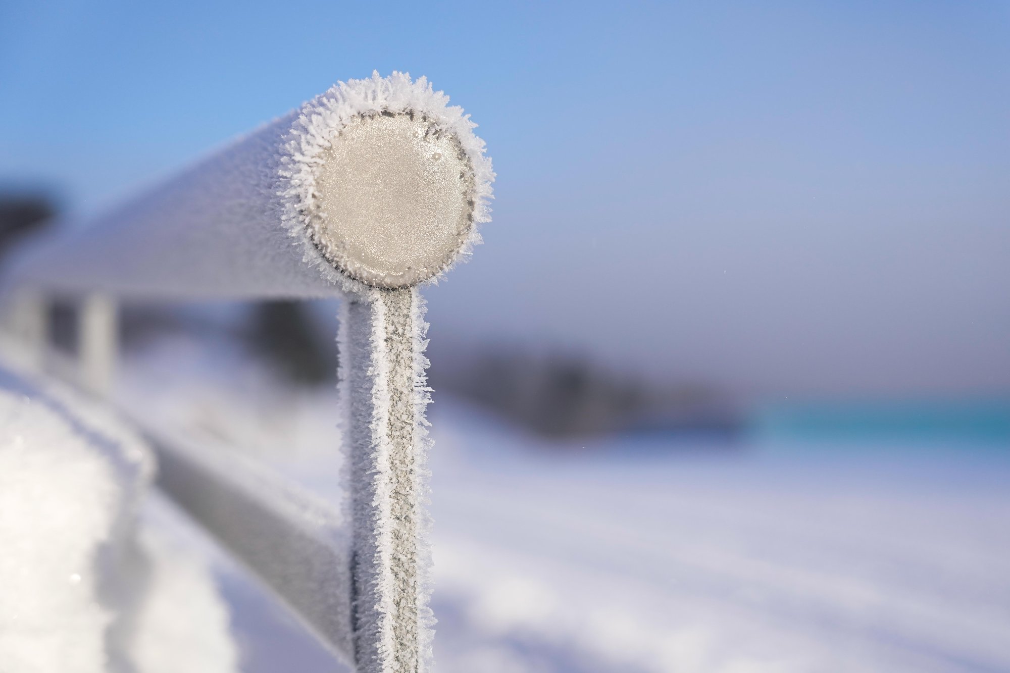 Oslo 20240107. 
Frost på et gjerde i rundt 15 minusgrader i Holmenkollen søndag formiddag.
Foto: Beate Oma Dahle / NTB