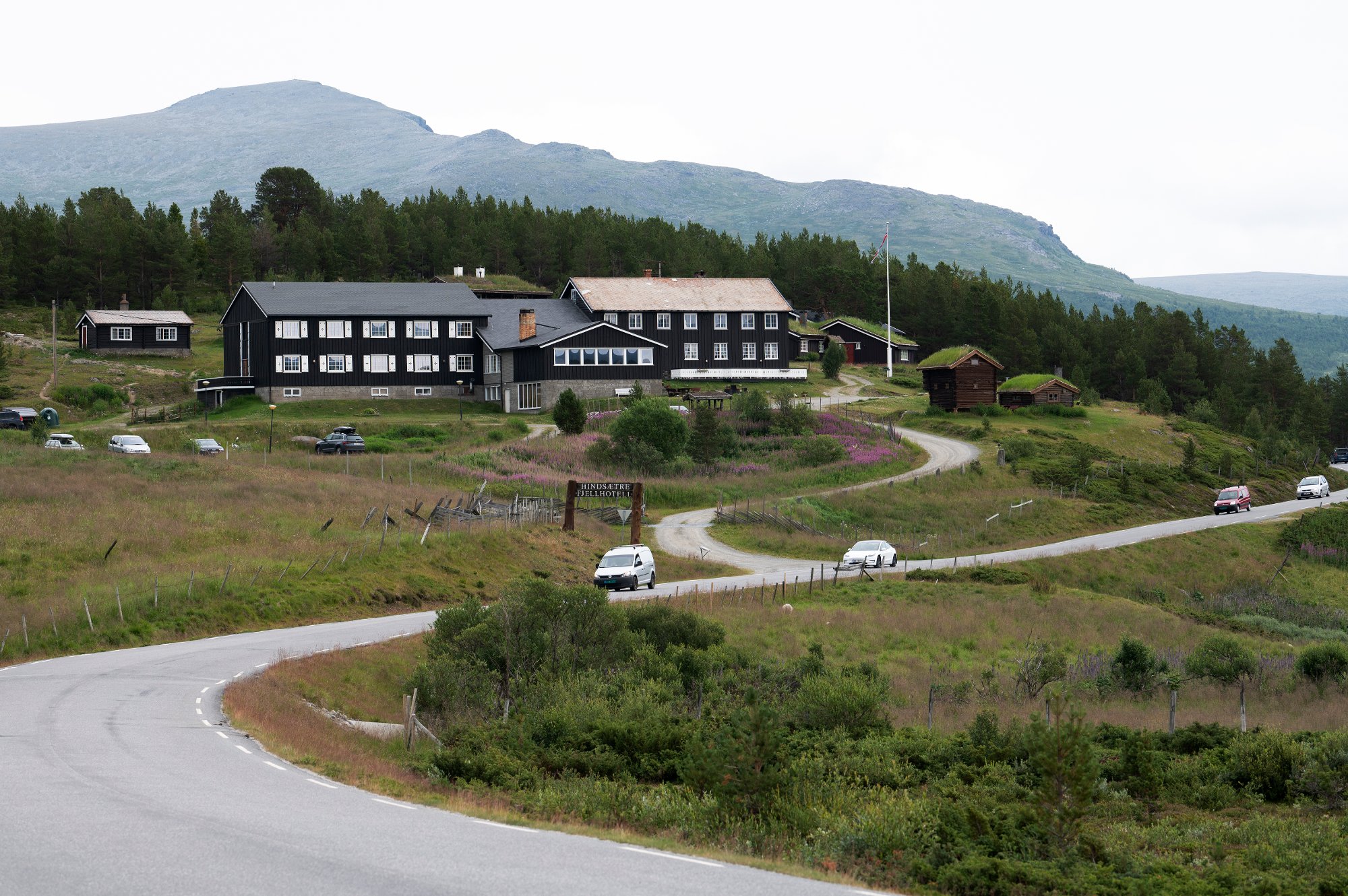 Hindsæter er et historisk, lite tømmerhotell fra 1898 midt i naturen i Jotunheimen, med 10 romantiske sæter-suiter og 7 dobbeltrom. Du finner oss like ved Besseggen /Gjende langs Nasjonal Turistvei Valdresflya  på 950 moh. Nyt panoramautsikten  over elven Sjoa, Sjodalen og Jotunheimen.