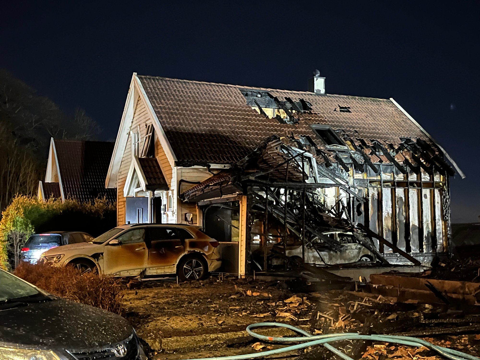 To boliger og flere biler totalskadet i Skaarlia – 27 personer evakuert til hotell