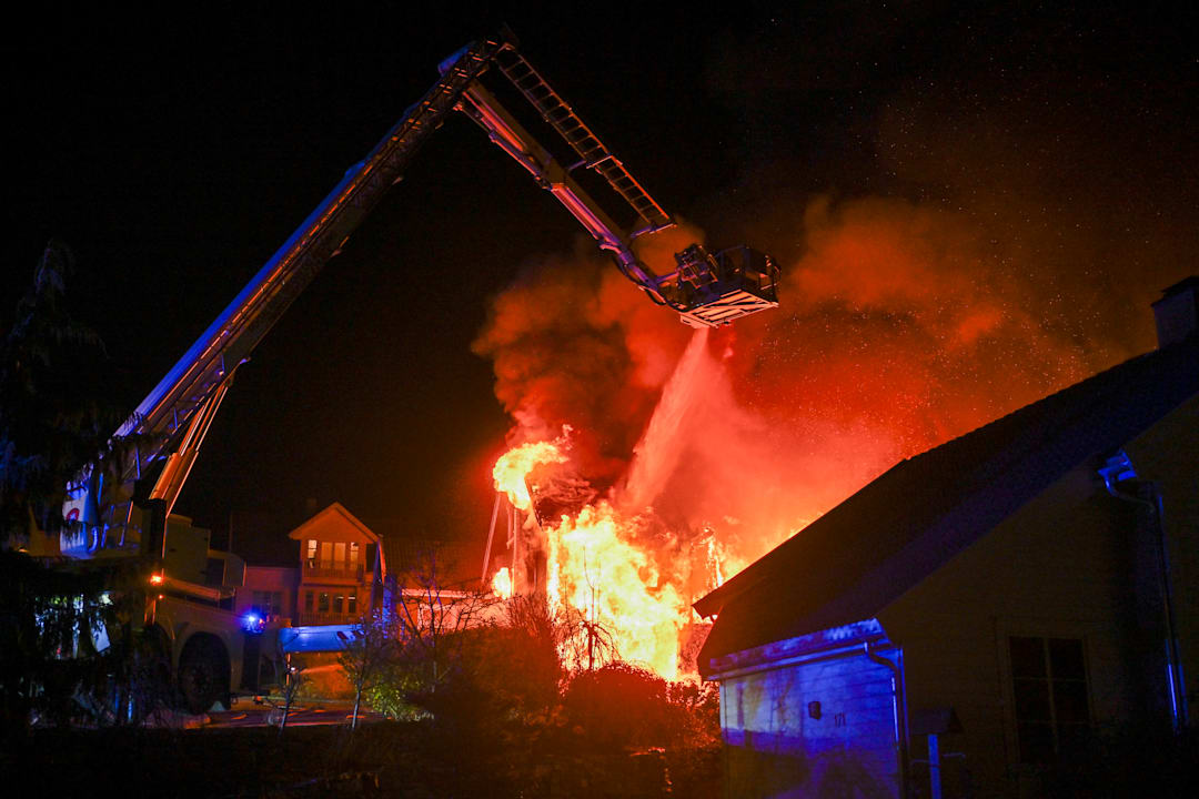 Brann i to hus i Sandnes: – Skummelt å se nabohuset i full fyr