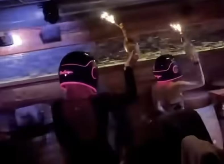 Festen fortsatte mens brannen spredte seg