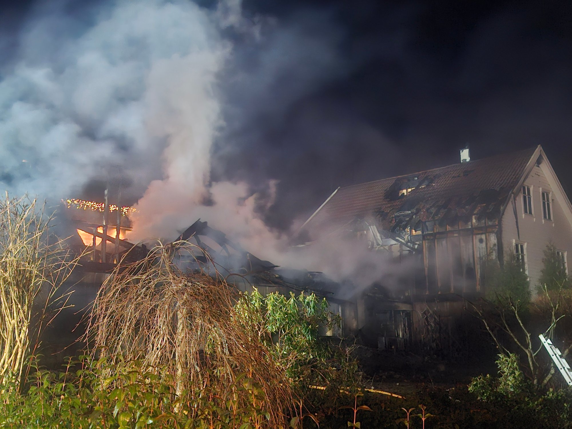 To boliger og flere biler totalskadet i Skaarlia – 27 personer sendt til hotell