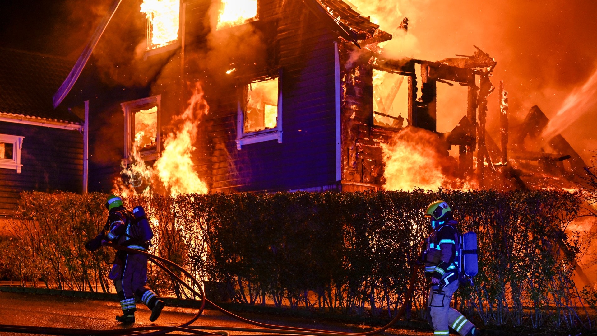 Boliger i full fyr i Sandnes med fare for spredning - naboer evakueres