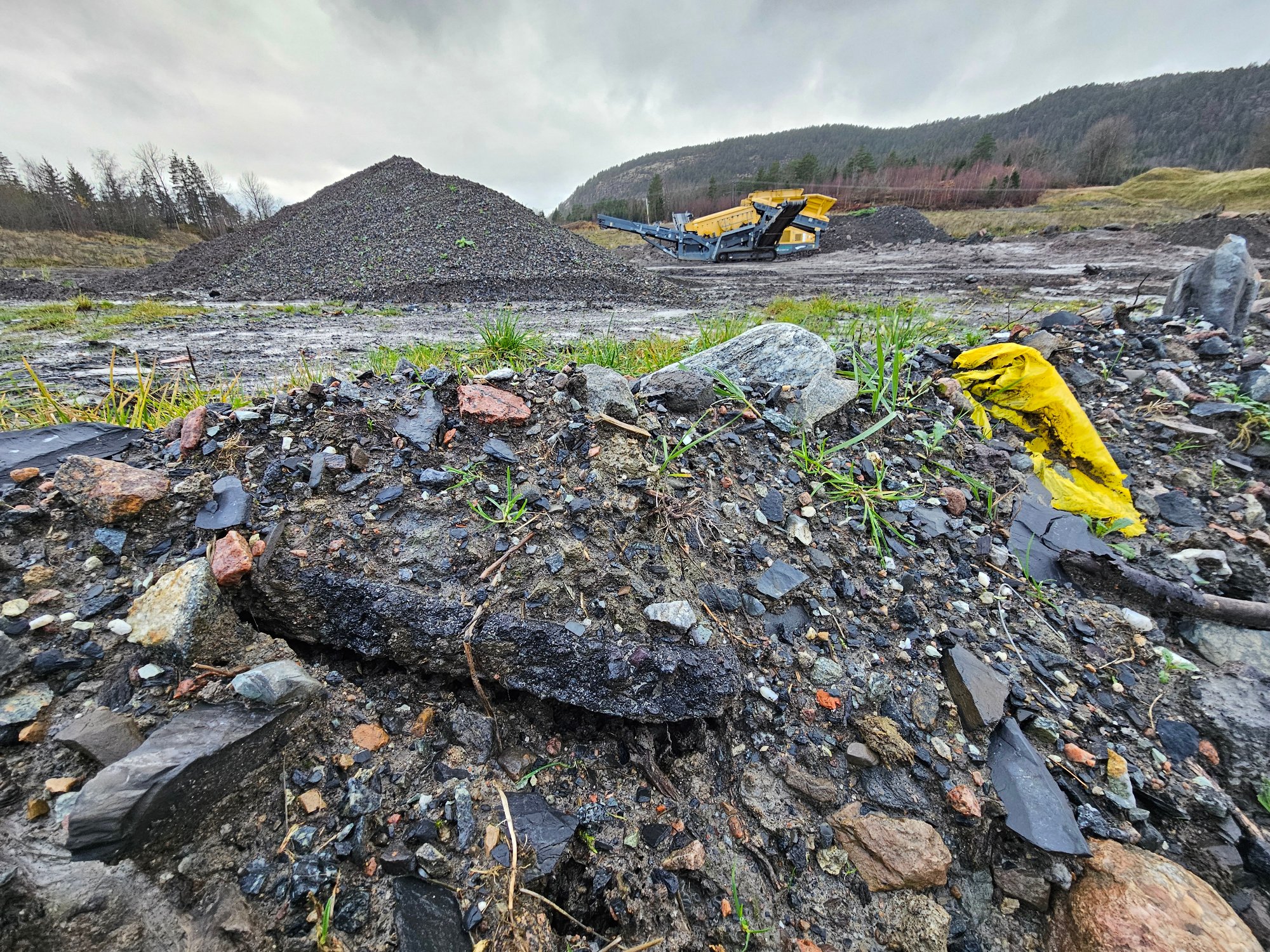Asker kommune har opprettet tre ulovlighetssaker med utgangspunkt i Holtvedt gård i Asker. To av de er tilknyttet det lokale entreprenørselskapet Hegna transport, og gjelder ulovlig massedeponi og ulovlig steinknusing. Den tredje saken gjelder oppføring av nytt fjøs og er tilknyttet grunneier og bonde Christian Holtvedt.