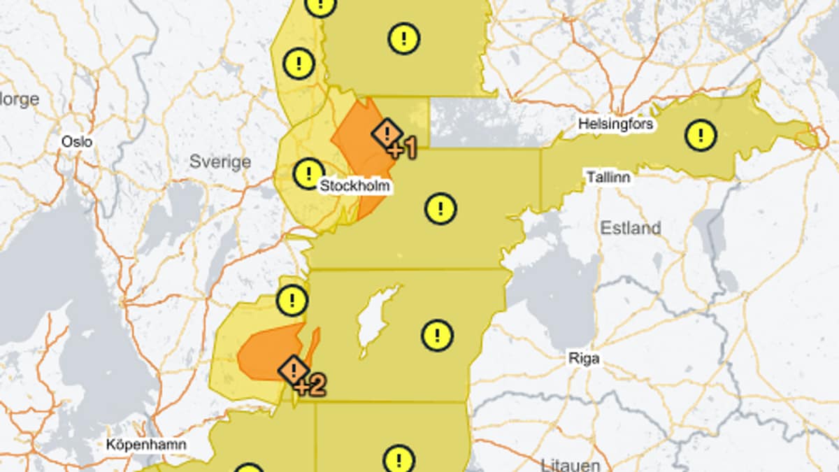 Kraftig snøfall og vind skaper kaos på veiene i Sverige