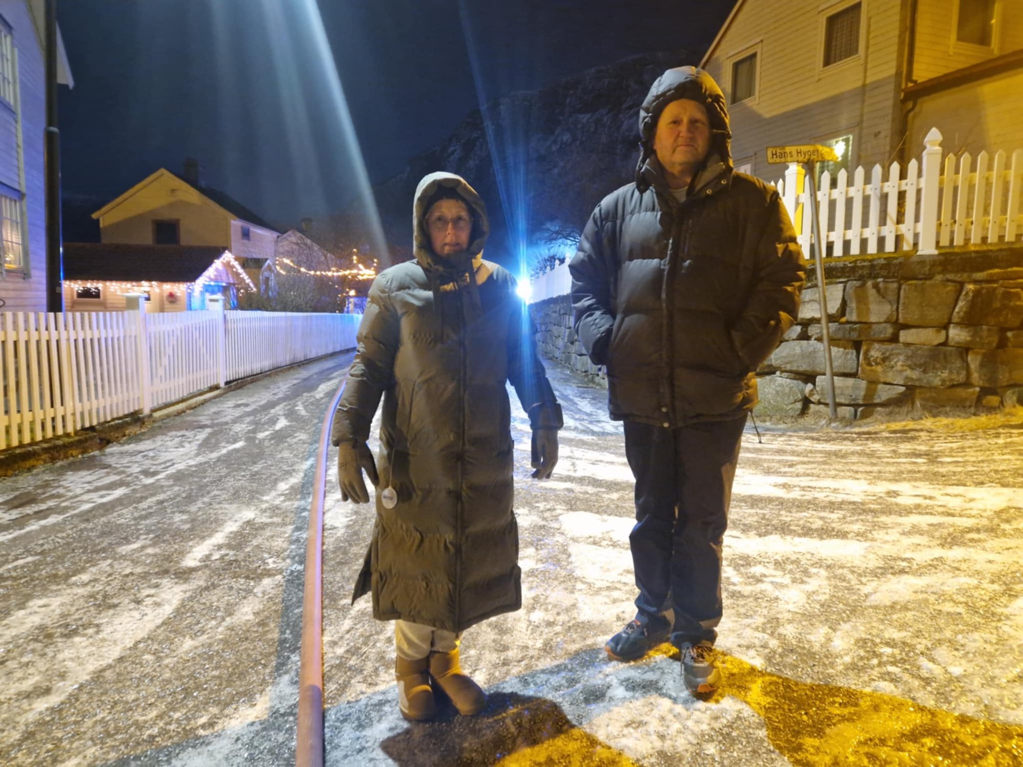 Naboar oppdaga intens røyklukt i eigen bustad. Evakuerte seg sjølve