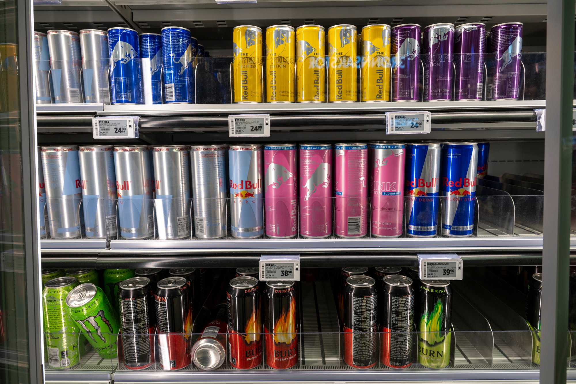 Mange nye lover og forskrifter trer i kraft fra nyttår. En av de er 16 års aldersgrense på energidrikk. 

