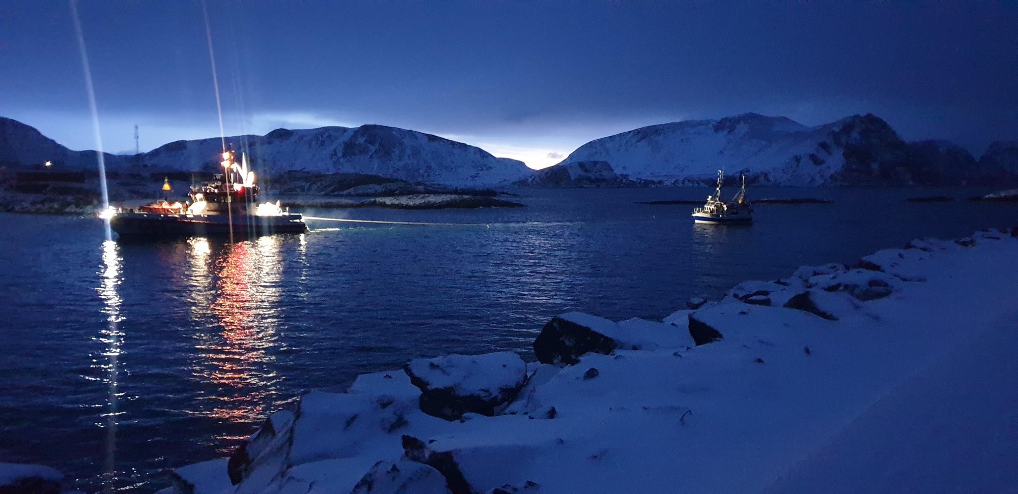 Motorstopp i fire meter høye bølger: – Heiv oss i skøyta og dro ut