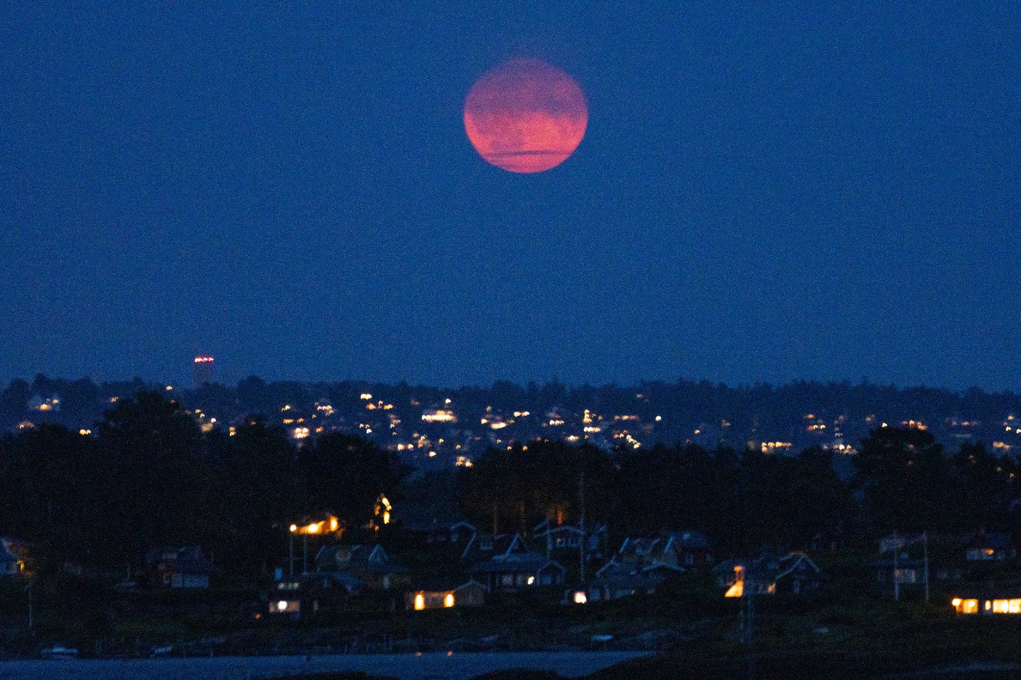 Oslo 20240819. 
Supermåne på Oslo-himmelen med Nakholmen i forgrunnen.
Foto: Erik Flaaris Johansen / NTB