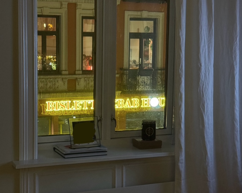 Åpnet med brask og bram, men naboene er ikke imponerte: – Tvunget til å ha for gardiner