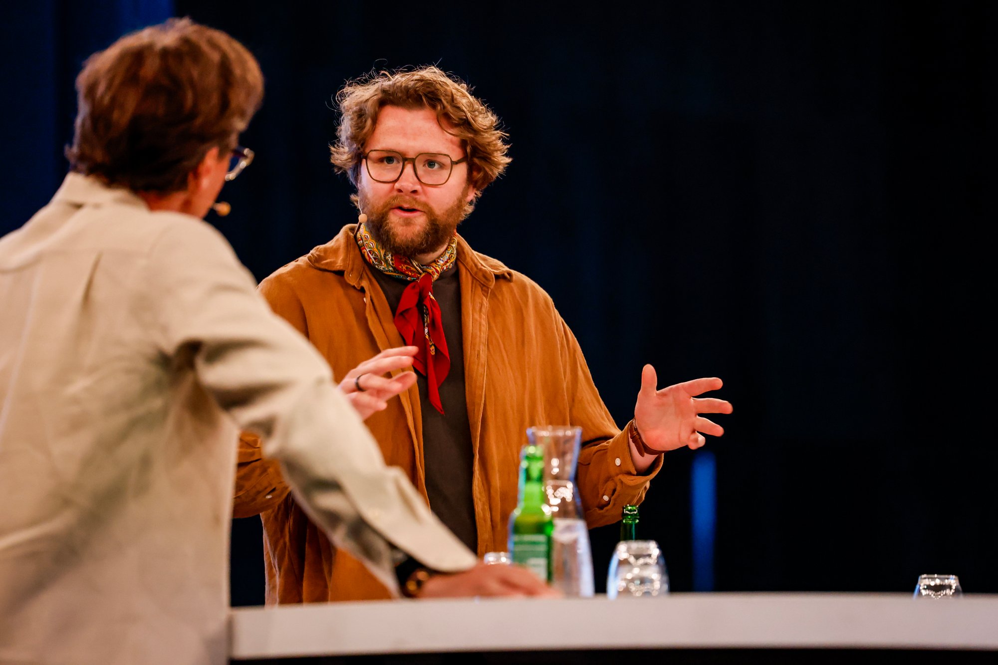 Oslo 20250616. 
Statsminister Jonas Gahr Støre (Ap) er gjest på liveinnspillingen av podkasten Stormkast på The Hub i Oslo mandag kveld. Komiker Martin Lepperød var også blant gjestene.
Foto: Jonas Been Henriksen / NTB