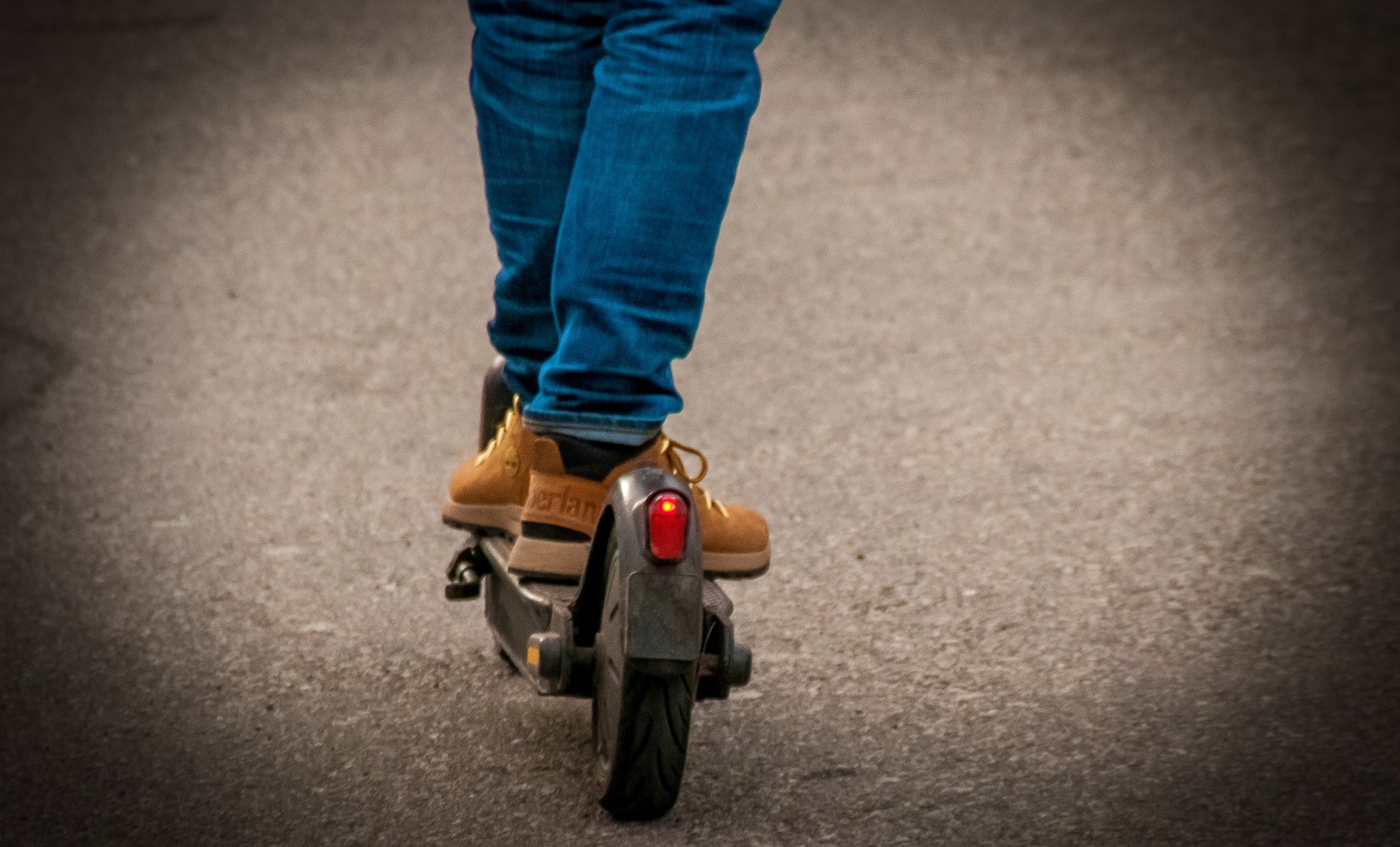 Flere vil øke aldersgrensen på bruk av elsparkesykkel