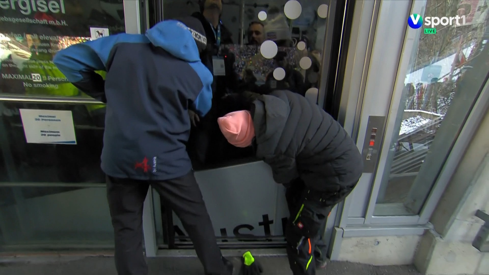 Freste på direkten etter heis-trøbbel: – Han var forbannet