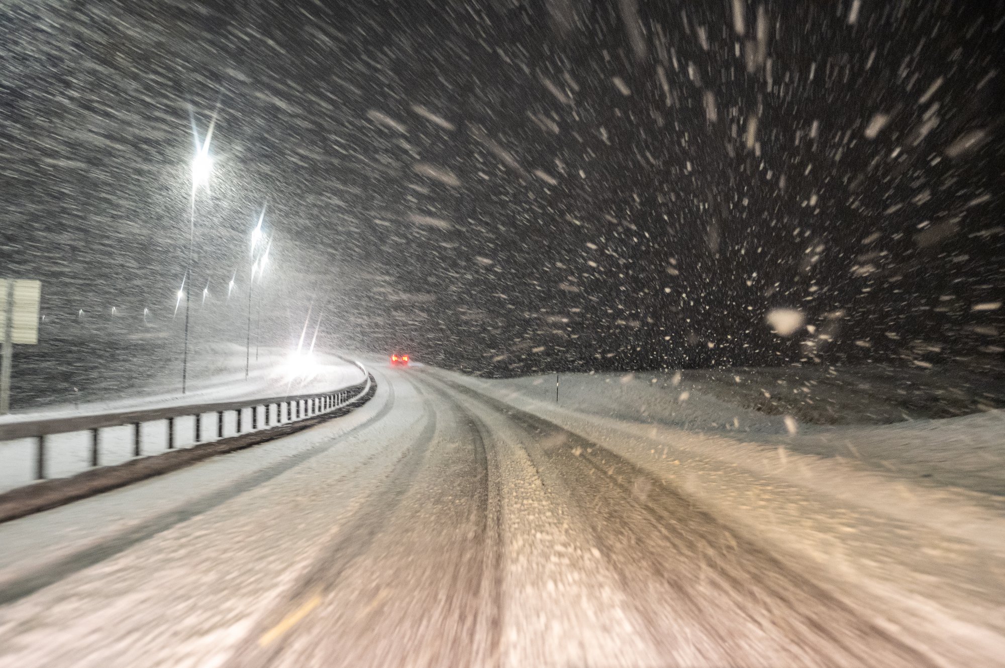 GLATT: Det vekslende nedbøret kan gi glatte veier denne helga. 