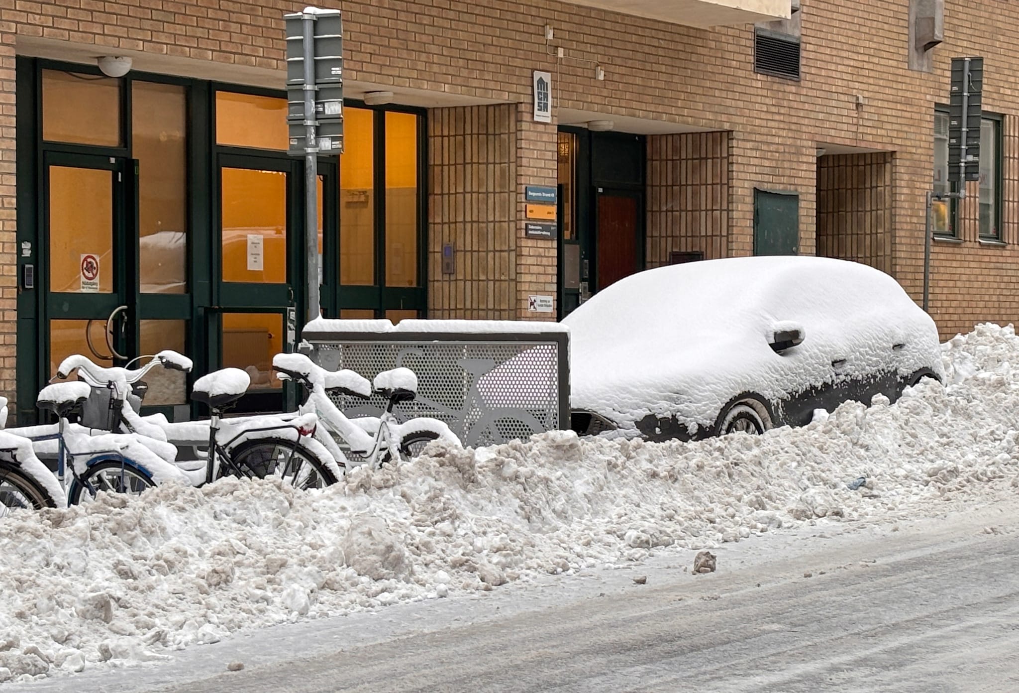 Fortsatt kraftig snøvær i deler av Sverige