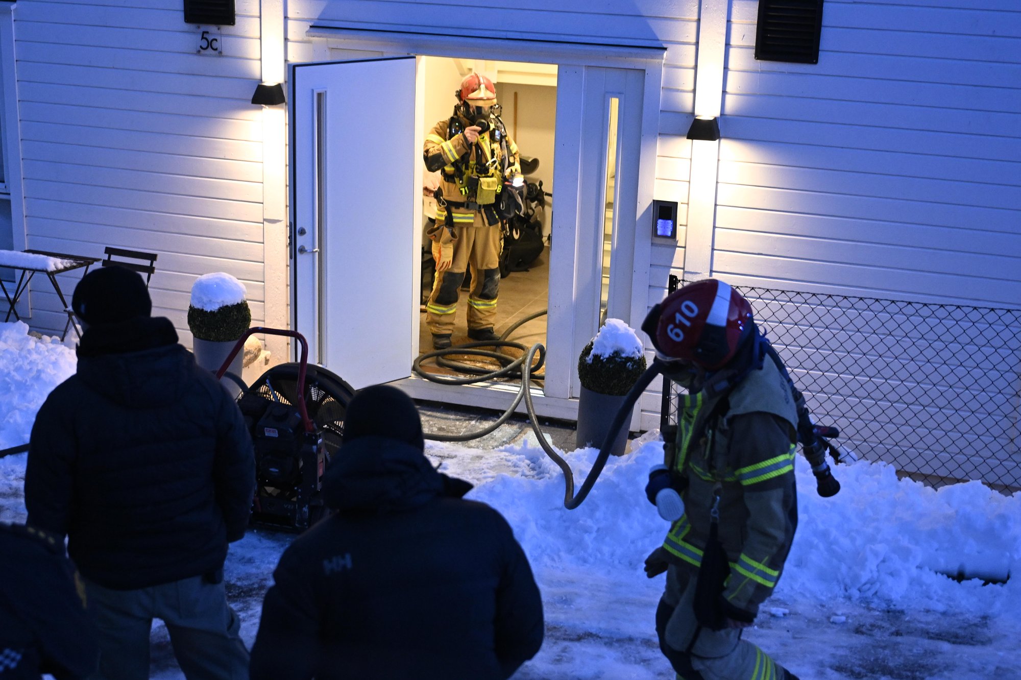 Fem personer evakuert fra bolig: – Skal ha brent i stuen