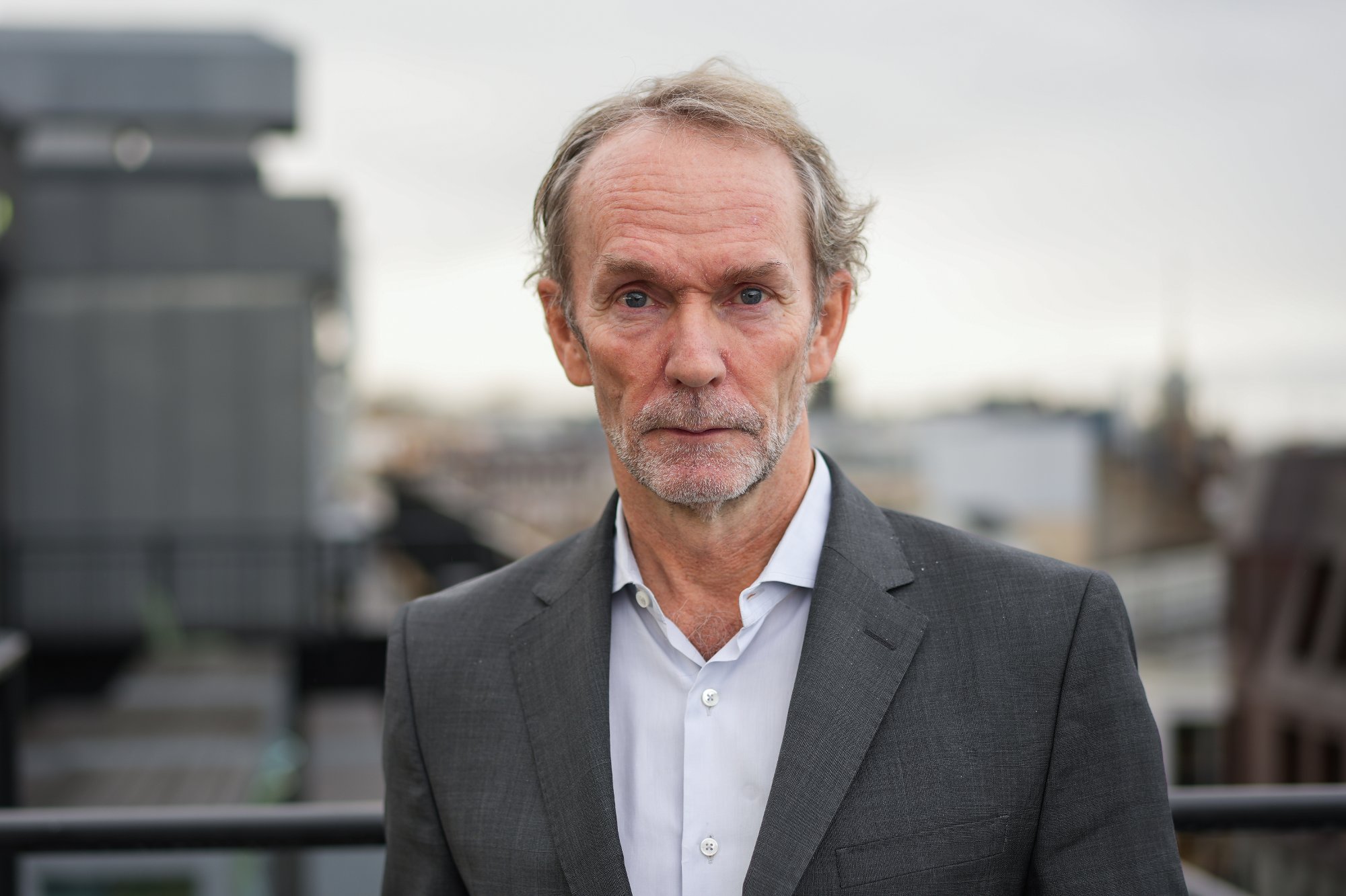 Portrettbilde mann i dress. 