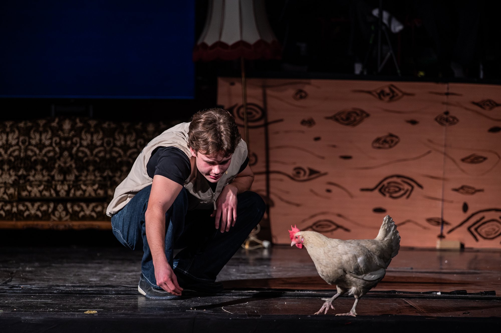 Her går en levende høne (!) på scenen