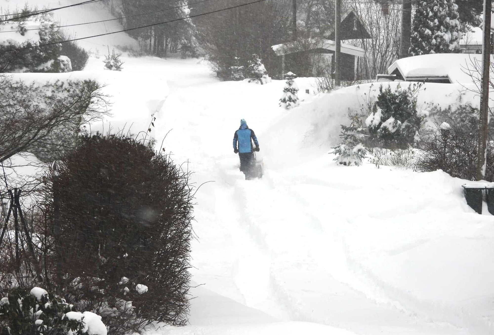 Snøværet fortsetter: – Vurderer farevarsel for snø og snøfokk
