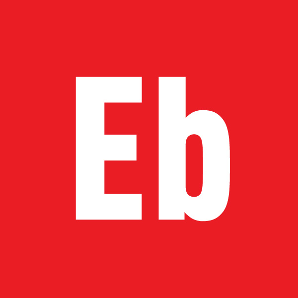 Bil har kjørt inn i vegg