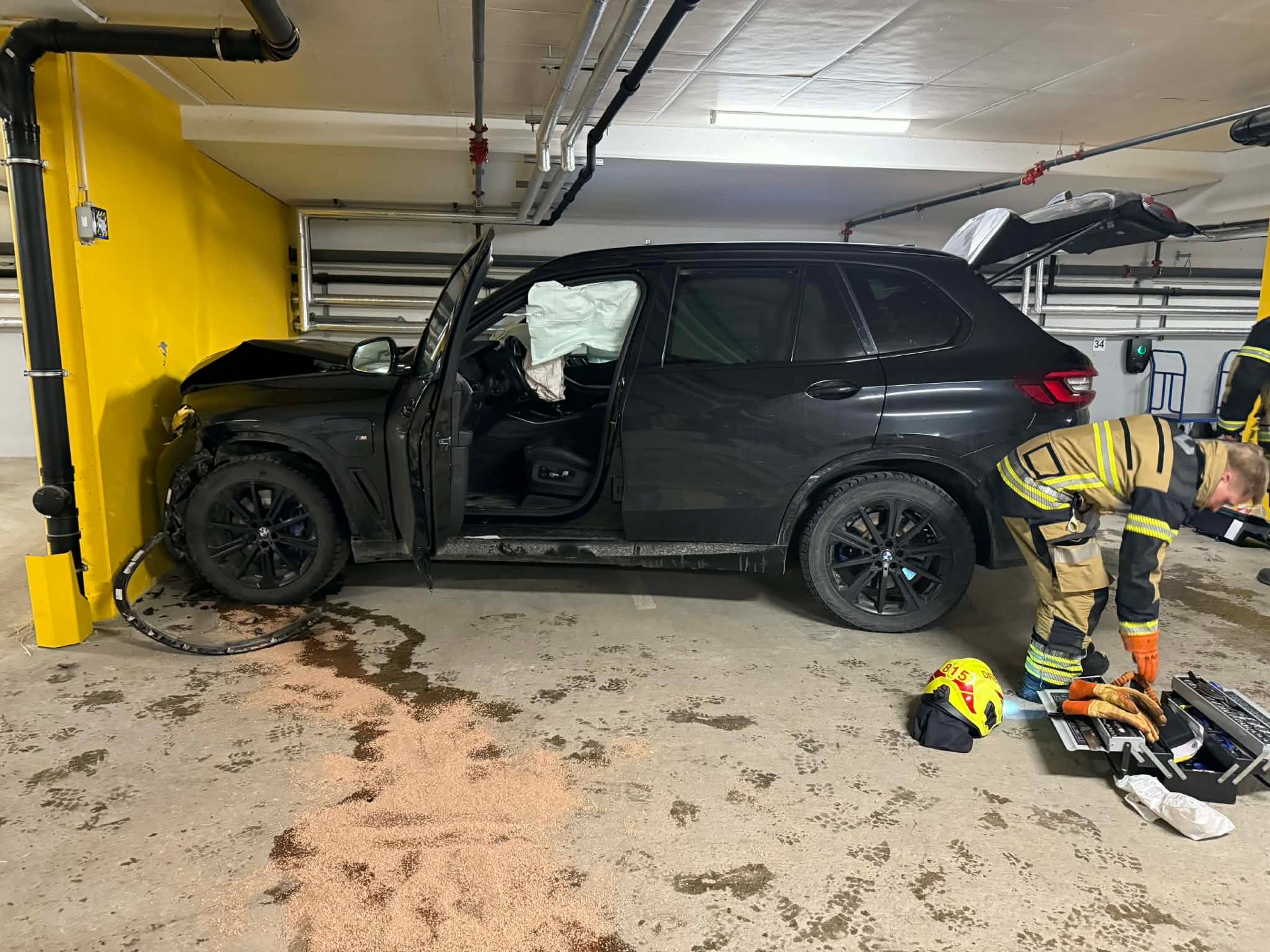 Bil kjørte inn i vegg: – Ser verre ut enn det er