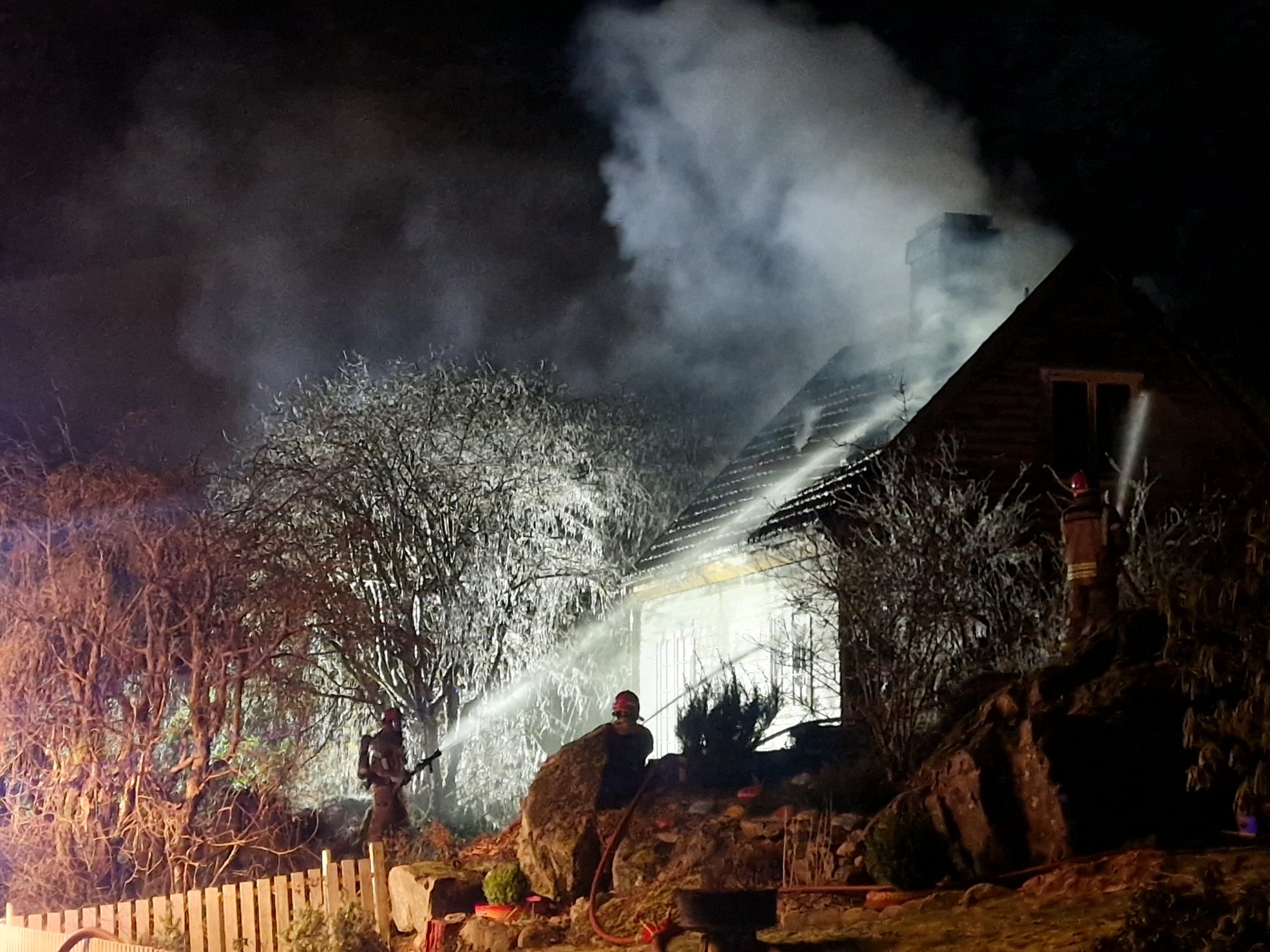 Fann brekkjern og teikn til innbrot i huset som brann