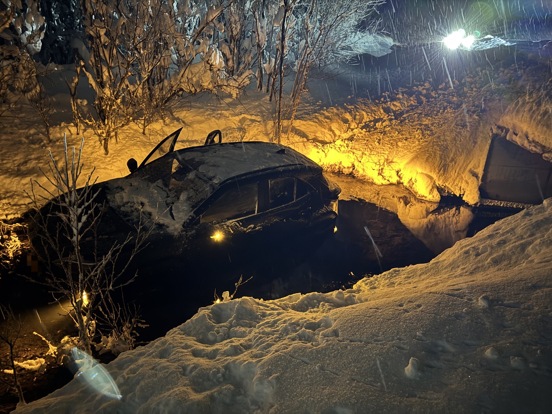 Bil med fire turister har kjørt i elv ved flyplassen