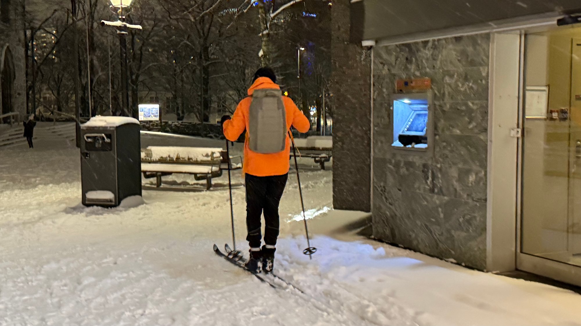 Lokalkjendis fant fram skiene: – I sentrum må man gjøre det med en gang