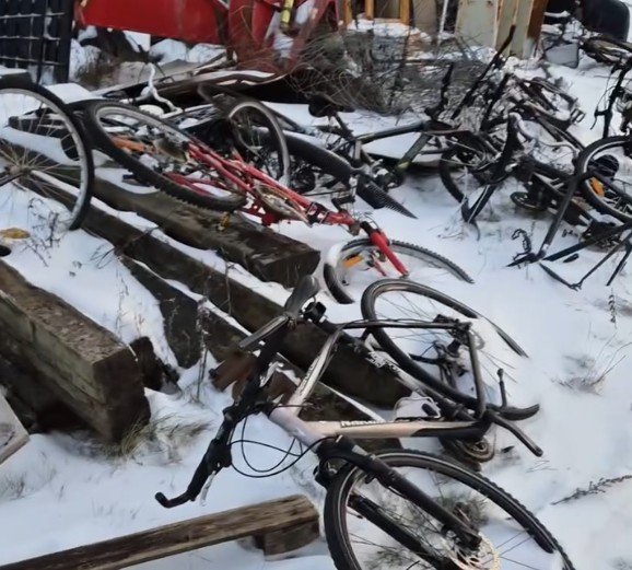 Fant sykkelhaug: – Hvorfor ligger de akkurat der?