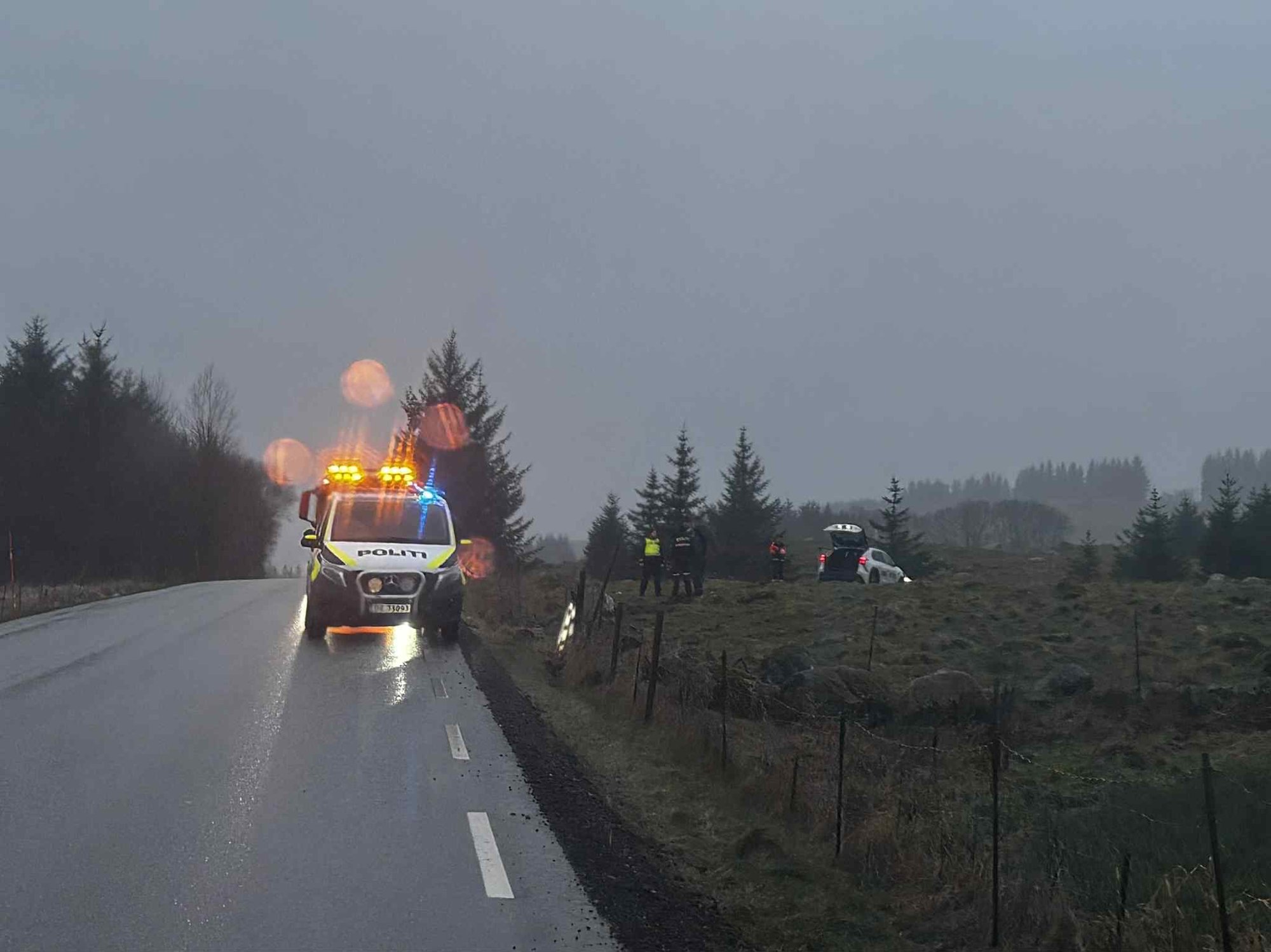 Taxi kjørte av veien – politiet søker etter sjåføren